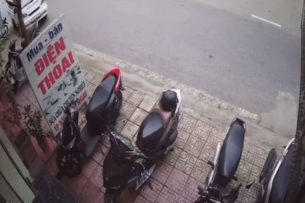 Oto Fortuner lao len via he, tong nat hang loat xe may hinh anh