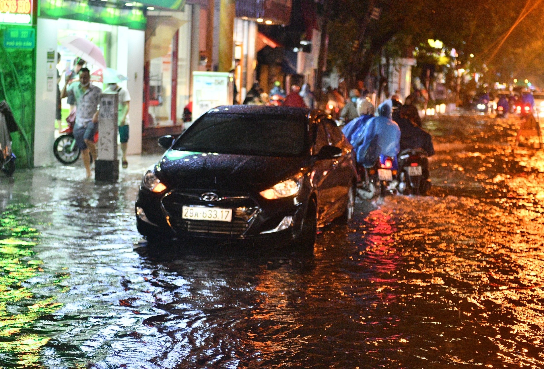 Duong pho Ha Noi ngap sau mua lon hinh anh