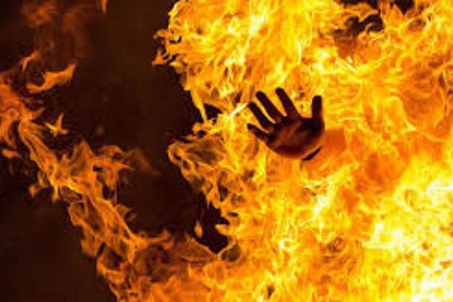 Mua chuc lit xang roi chay den nha nhan tinh tu thieu hinh anh