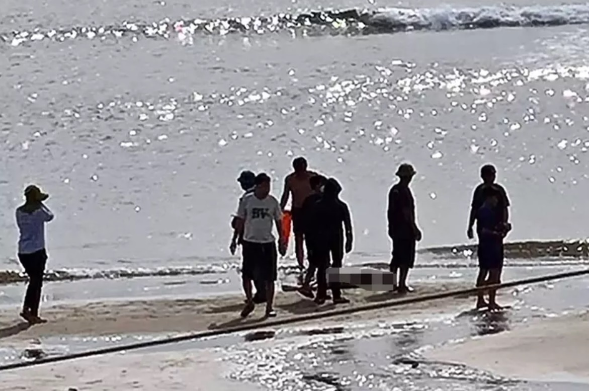 Hai me con di tam bien bi nuoc cuon troi hinh anh