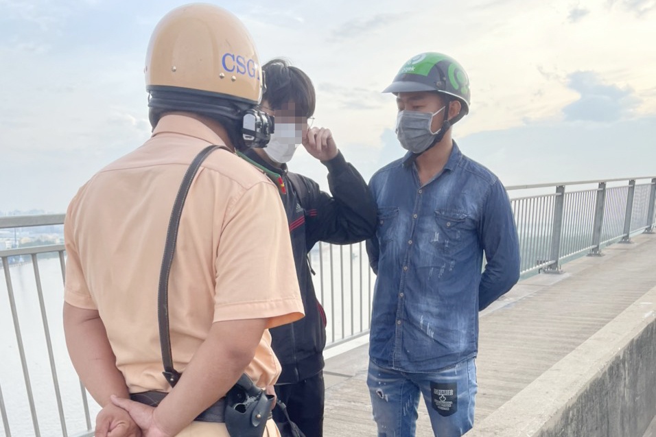 CSGT TP.HCM ngan nam thanh nien dinh nhay cau Phu My hinh anh