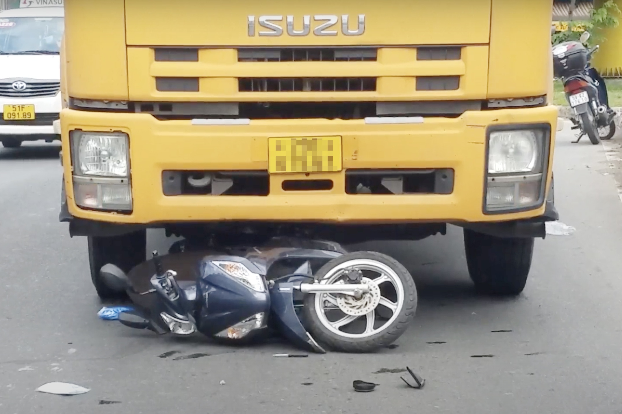 Oto tai cuon xe may vao gam o TP.HCM, nguoi phu nu thoat chet hinh anh