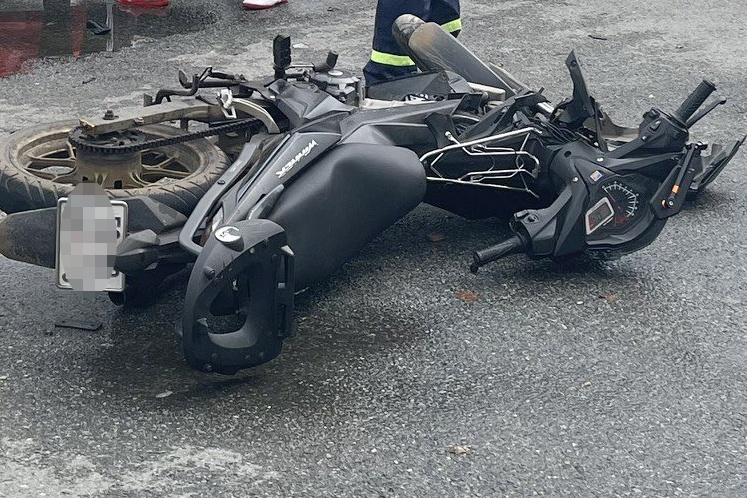 Canh sat PCCC TP.HCM dua thanh nien gay chan di cap cuu hinh anh