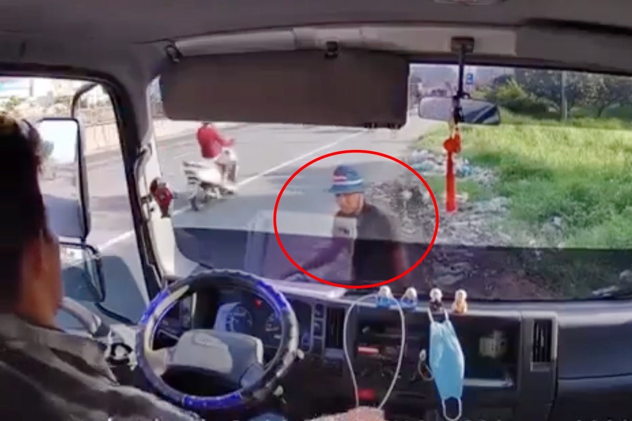 Tai xe xe tai bi 'xin deu' khi dung xe ven duong hinh anh