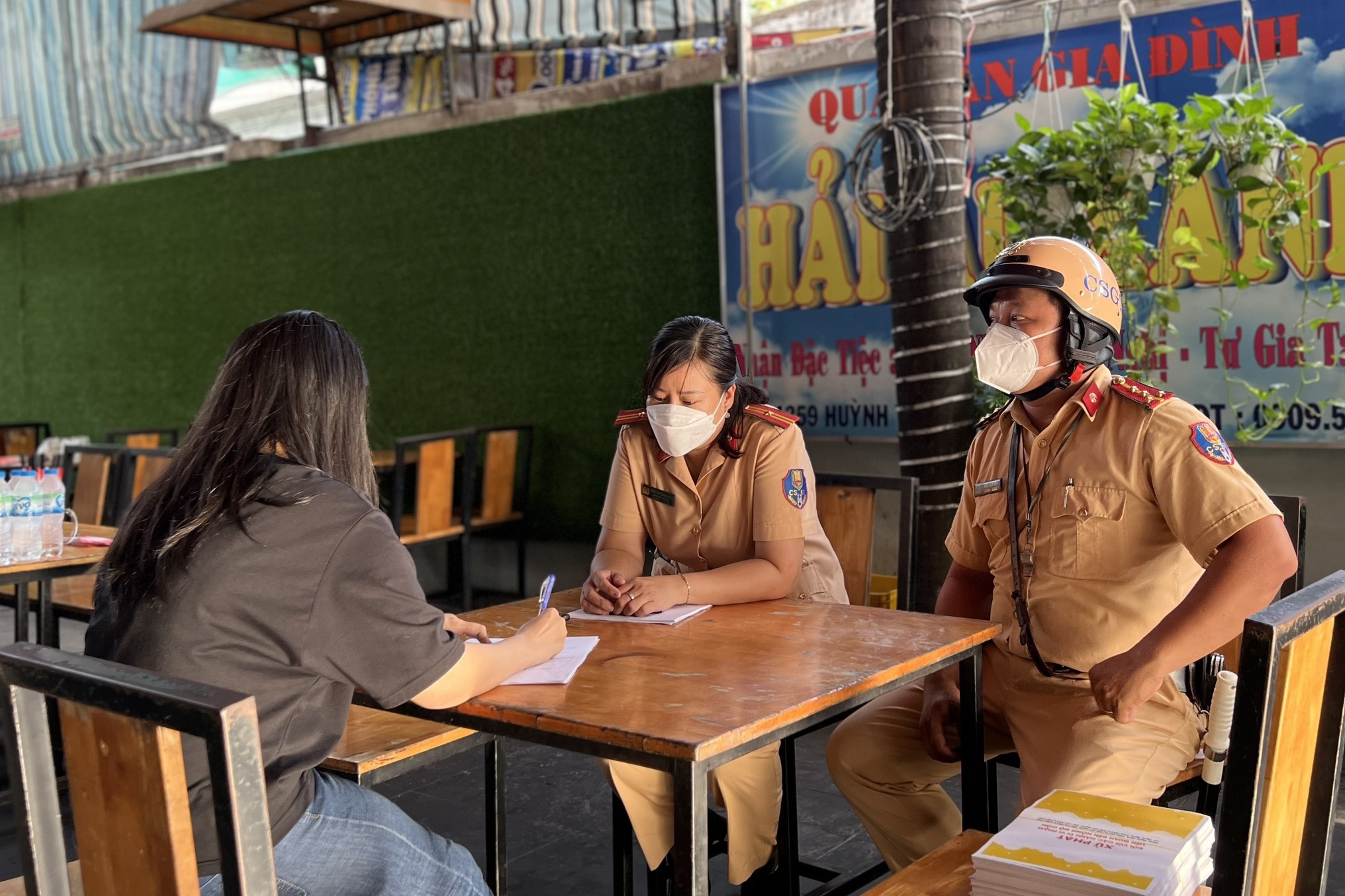 CSGT TP.HCM yeu cau chu quan bao tin neu khach an nhau lai xe ve nha hinh anh