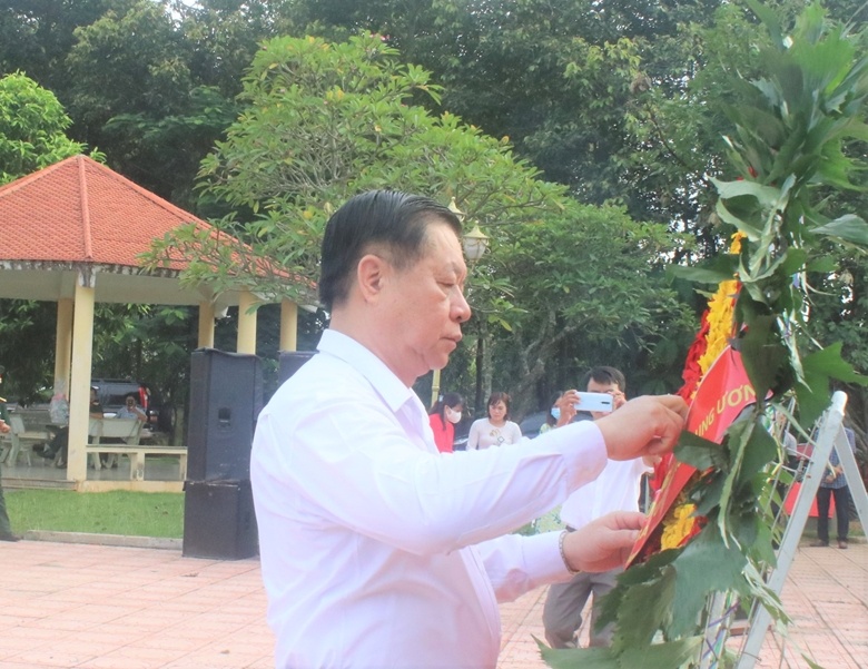 Truong ban Tuyen giao T.U dang huong tai Di tich Chot chan Tau O anh 1