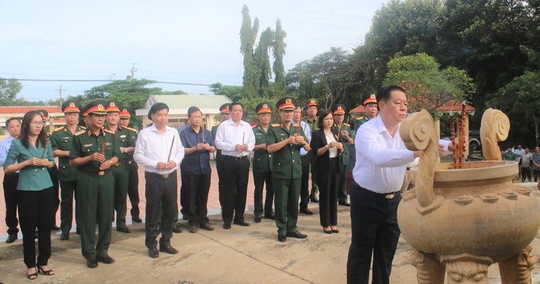 Truong ban Tuyen giao T.U dang huong tai Di tich Chot chan Tau O anh 2