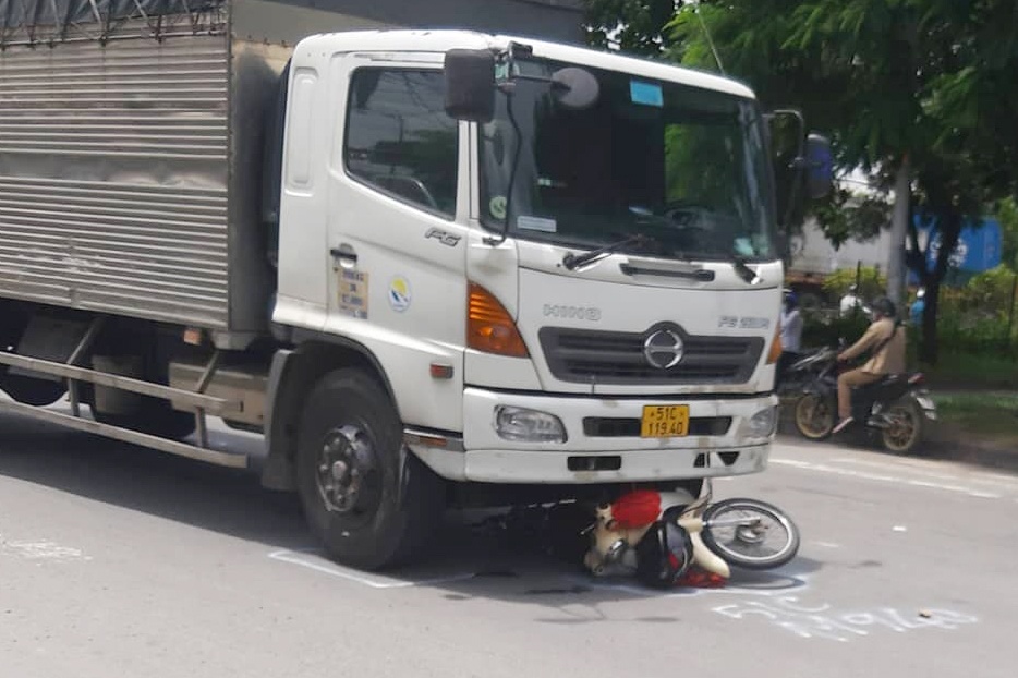 Nguoi phu nu bi cuon vao gam xe tai o TP Thu Duc hinh anh