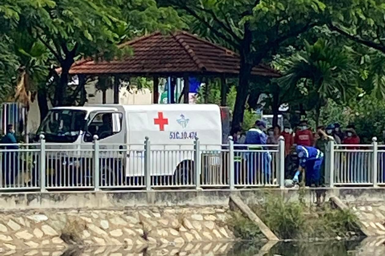 Thi the nguoi dan ong noi tren kenh Lo Gom hinh anh