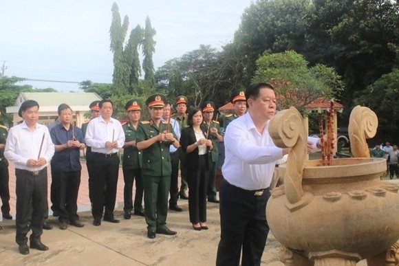 Truong ban Tuyen giao T.U dang huong tai Di tich Chot chan Tau O hinh anh