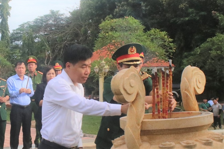 Truong ban Tuyen giao T.U dang huong tai Di tich Chot chan Tau O anh 3