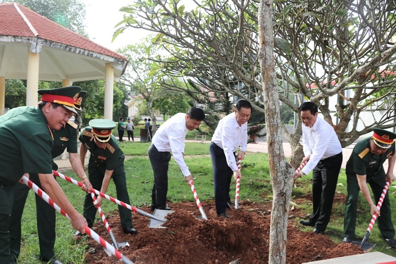 Truong ban Tuyen giao T.U dang huong tai Di tich Chot chan Tau O anh 4