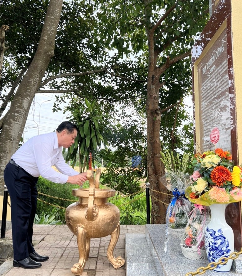 Truong ban Tuyen giao T.U dang huong tai Di tich Chot chan Tau O anh 5