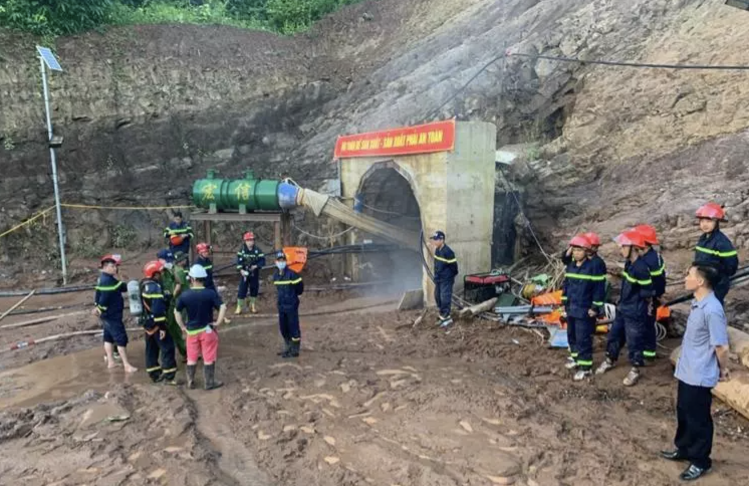 Tim thay thi the cong nhan mac ket o cuoi duong ham thuy dien hinh anh