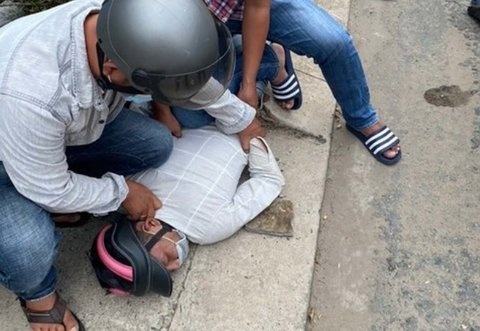 Nhom cuop tuoi teen giat dien thoai o TP.HCM sa luoi hinh anh