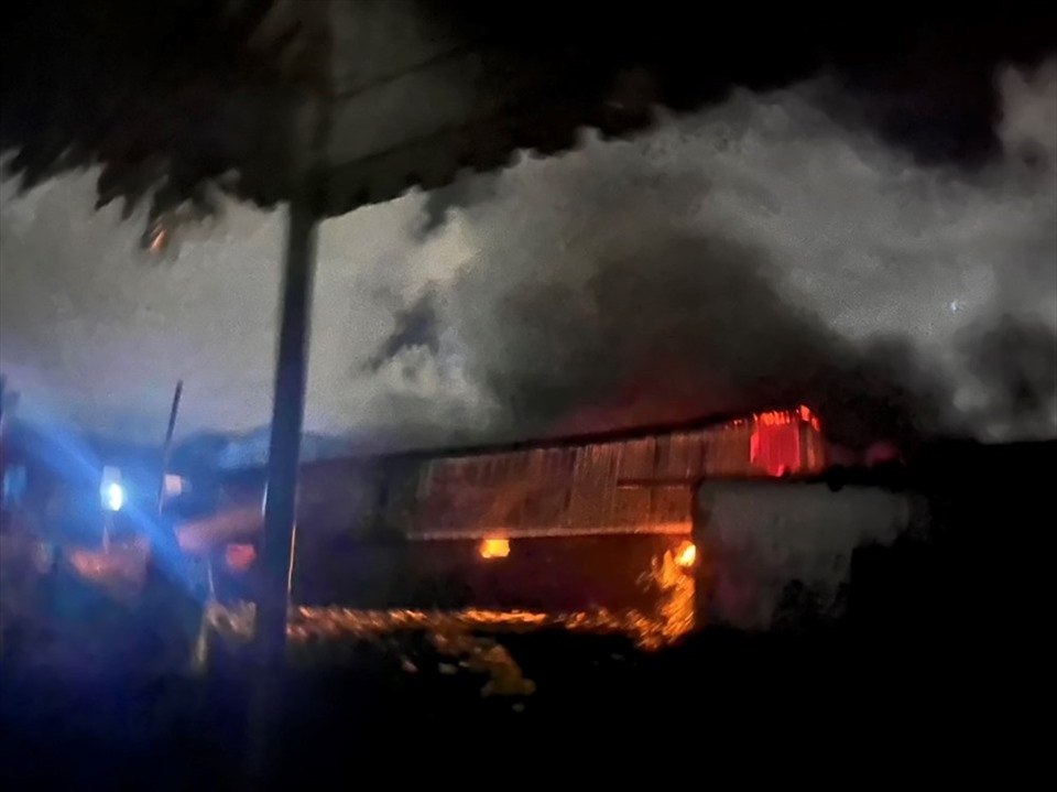 Chay xuong tai che cao su hang tram m2 hinh anh