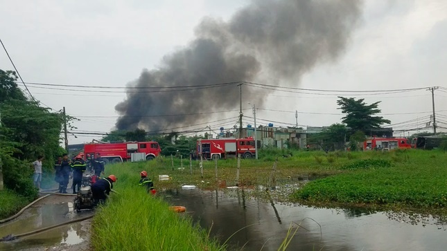 Xuong nhua vung ven TP.HCM boc chay hinh anh