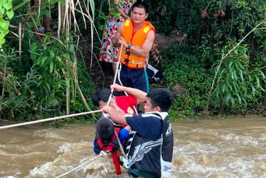Canh sat du day, giai cuu 6 nguoi mac ket ben dong suoi chay siet hinh anh