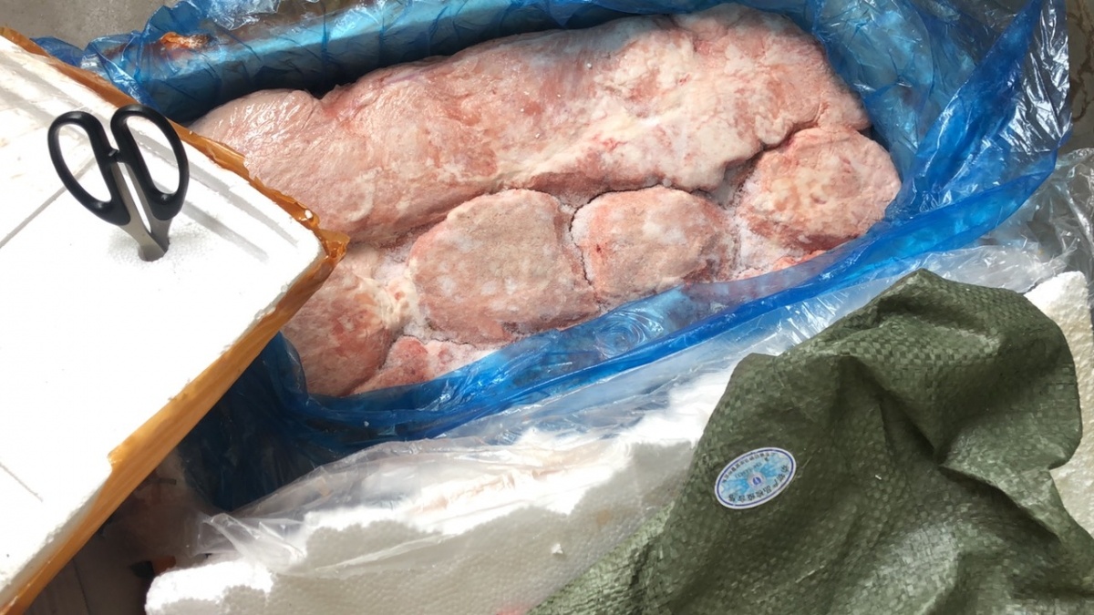 Xe khach van chuyen san pham dong lanh boc mui hoi thoi hinh anh