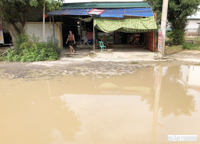 Nguoi va phuong tien 'boi' tren tuyen duong giua trung tam thi xa anh 3