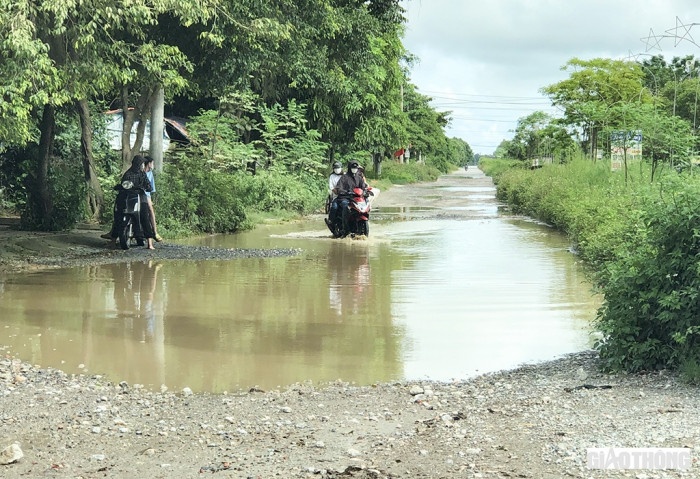 Nguoi va phuong tien 'boi' tren tuyen duong giua trung tam thi xa anh 1