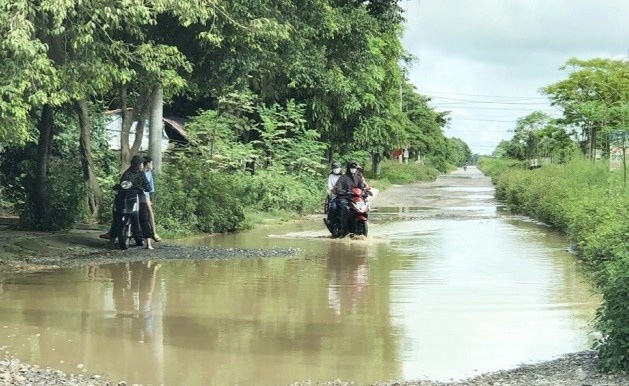 Nguoi va phuong tien 'boi' tren tuyen duong giua trung tam thi xa hinh anh