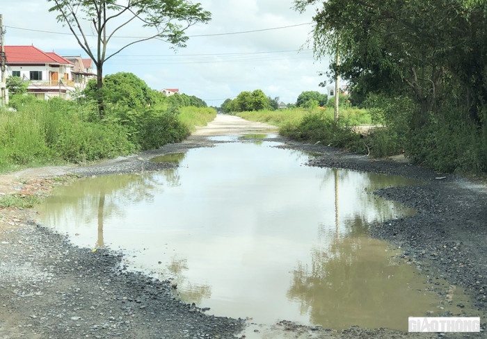 Nguoi va phuong tien 'boi' tren tuyen duong giua trung tam thi xa anh 2