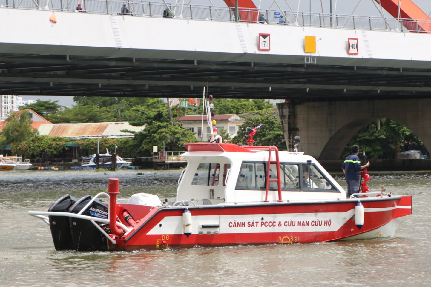 Canh sat lan song Sai Gon tim nguoi phu nu nhay cau hinh anh