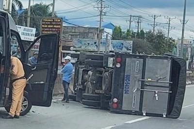 Oto tai lat ngang tren quoc lo sau va cham voi xe khach hinh anh