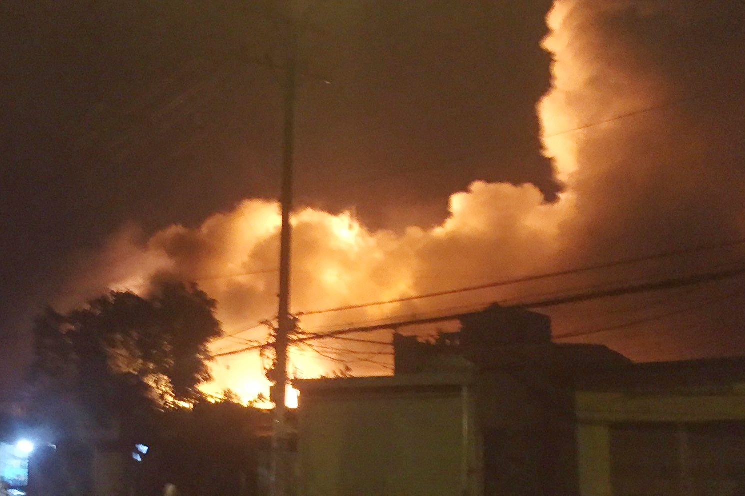 Kho hoa chat o TP.HCM chay am i, hang tram ho dan so tan hinh anh