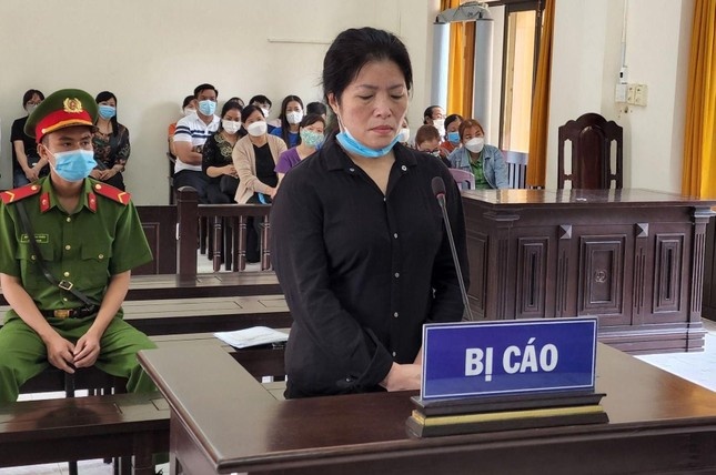 Nu hieu truong linh an tu 24 nam vi an chan hang ty dong hinh anh