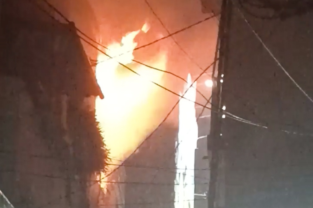 Co so day dan o TP.HCM boc chay, nhieu nguoi thao chay hinh anh