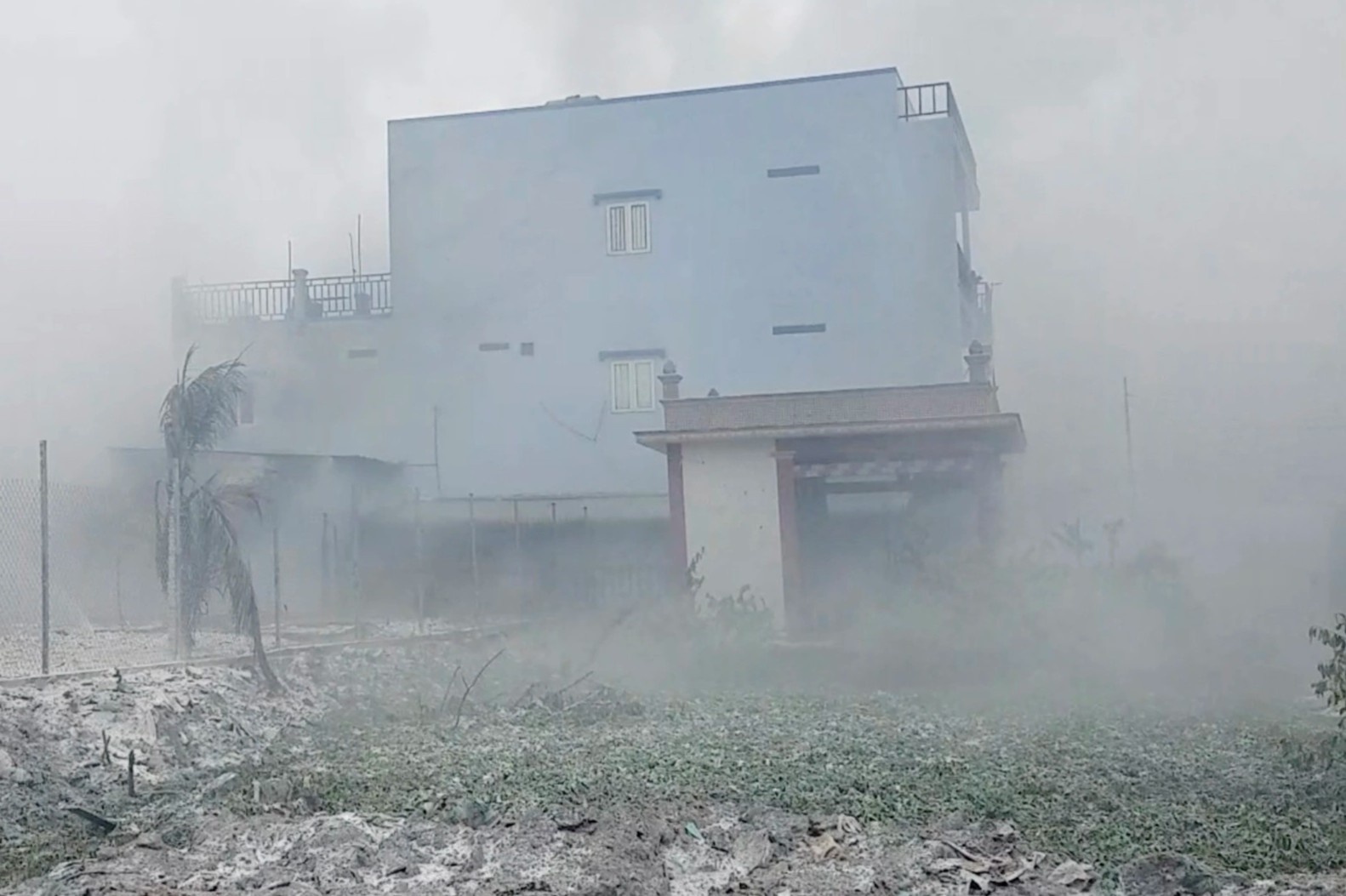 Khi doc bao trum khu dan cu o TP.HCM 4 ngay sau vu chay kho hoa chat hinh anh