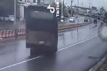 Xe khach vang banh khi tong vao dai phan cach hinh anh