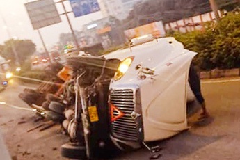 Va cham oto khach, xe container lat giua duong hinh anh