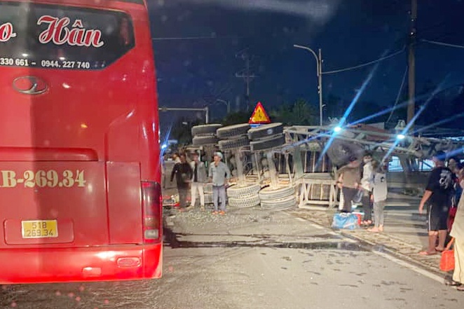 xe container lat anh 1