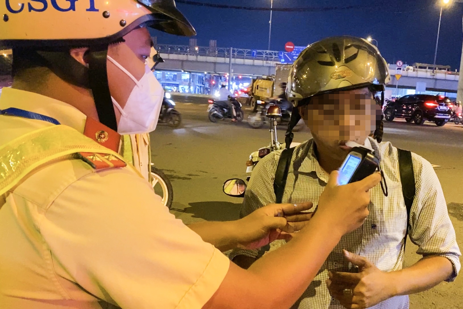 Tai xe vi pham nong do con o TP.HCM: 'Khong nhau, anh em khong ne' hinh anh