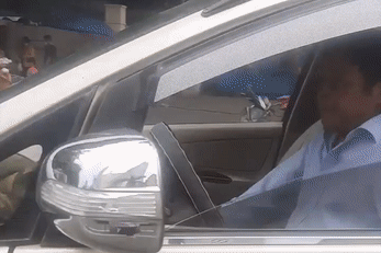 Tai xe xe 7 cho o TP.HCM cam gay sat duoi danh nguoi giua pho hinh anh