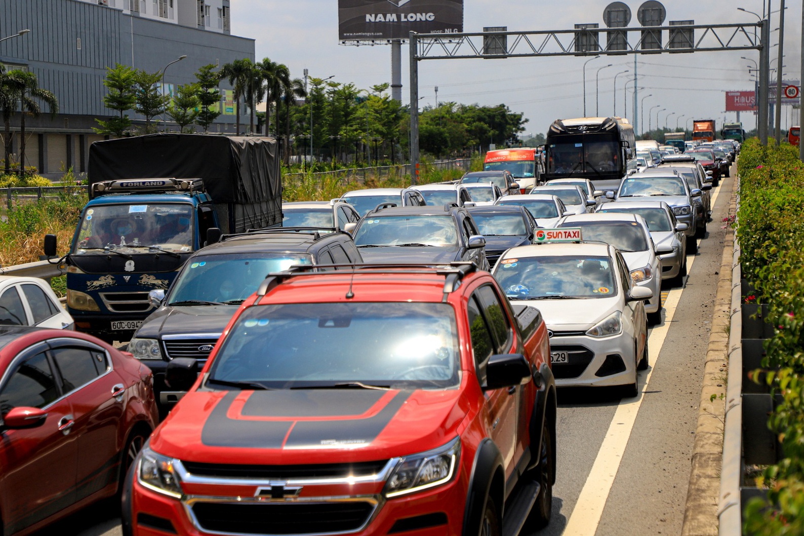 Mot oto chet may, cao toc TP.HCM - Dau Giay un tac 4 km hinh anh