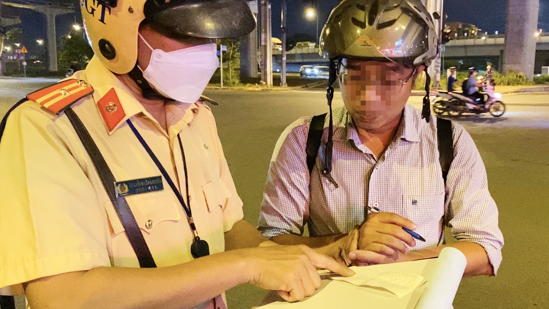 Uong 3 lon bia tien ban, tai xe o TP.HCM bi phat 7 trieu dong hinh anh