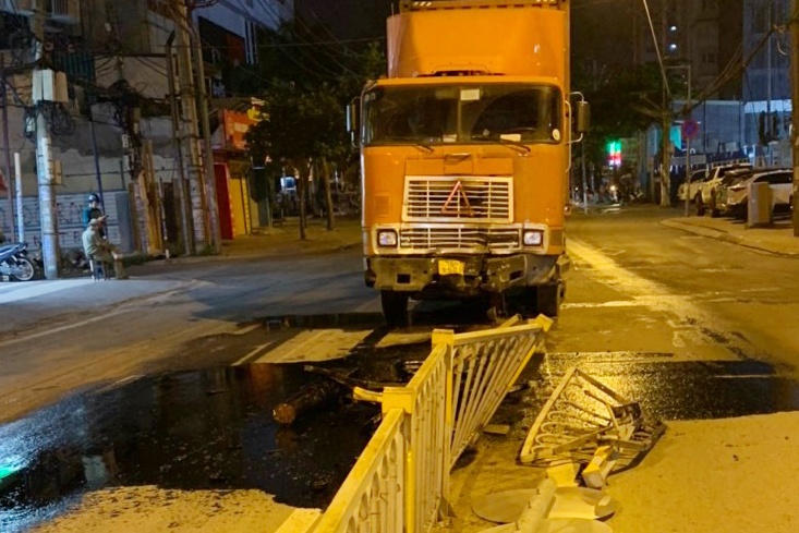 Xe container huc bay dai phan cach, dau nhot tran xuong duong hinh anh