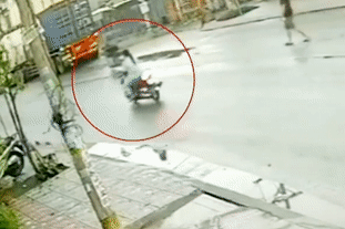 Nam thanh nien nga nhao khi co gai xi nhan ben trai nhung re phai hinh anh