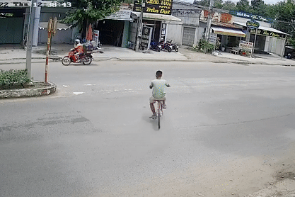 Qua duong khong quan sat, nam thanh nien bi xe may huc vang hinh anh