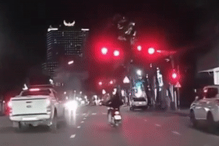 Nam thanh nien phong nhu bay vuot den do, nga xuong duong bat tinh hinh anh