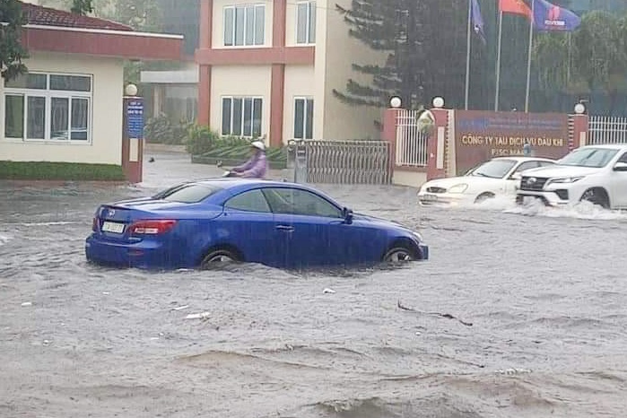 Vung Tau ngap nang sau tran mua lon hinh anh