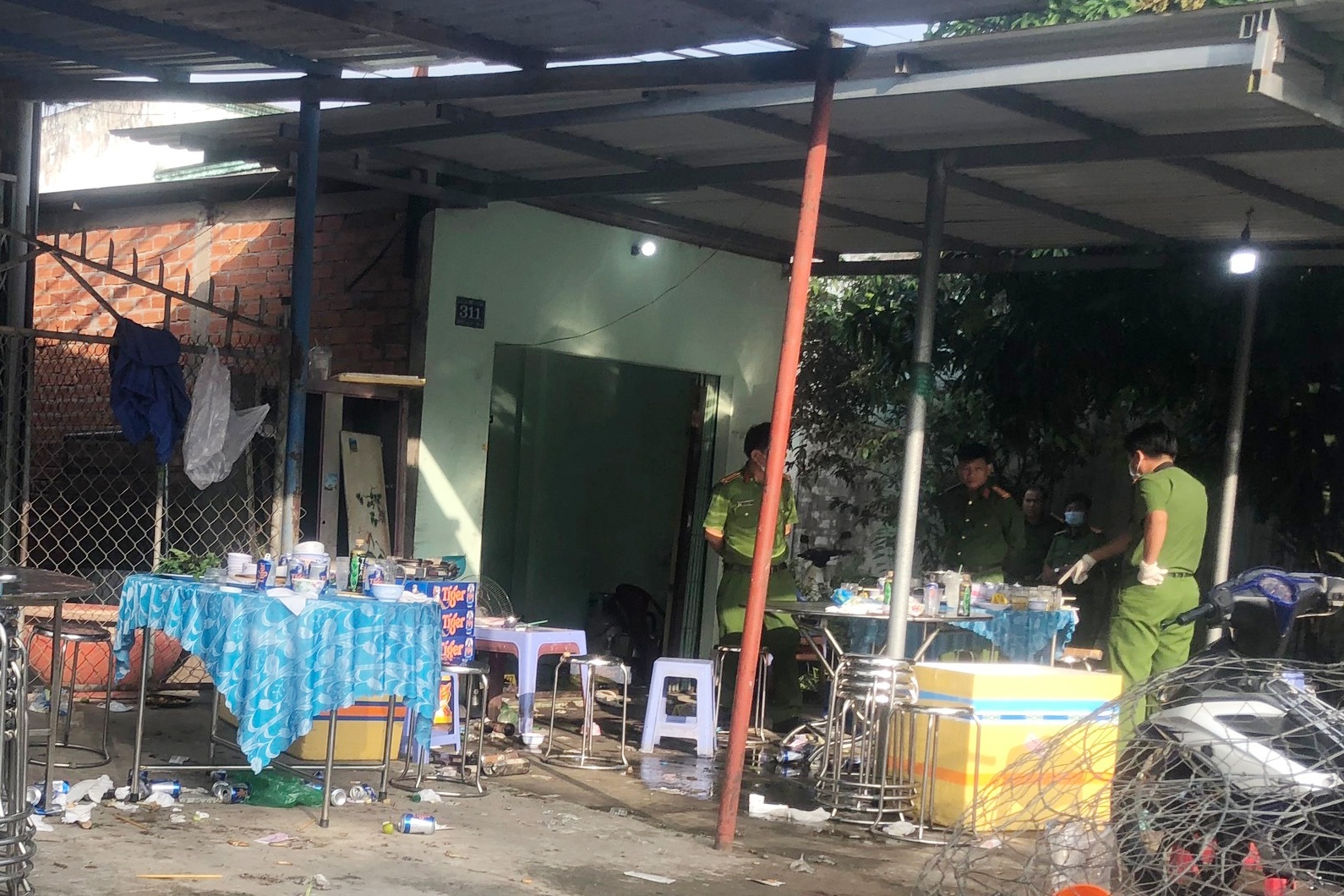 an mang trong cuoc nhau anh 1