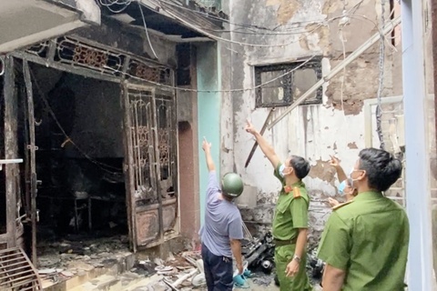 Hai dua tre vao nha ve sinh lanh nan truoc khi chet ngat o TP.HCM hinh anh