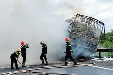 Xe tai boc chay tren cao toc TP.HCM - Trung Luong hinh anh