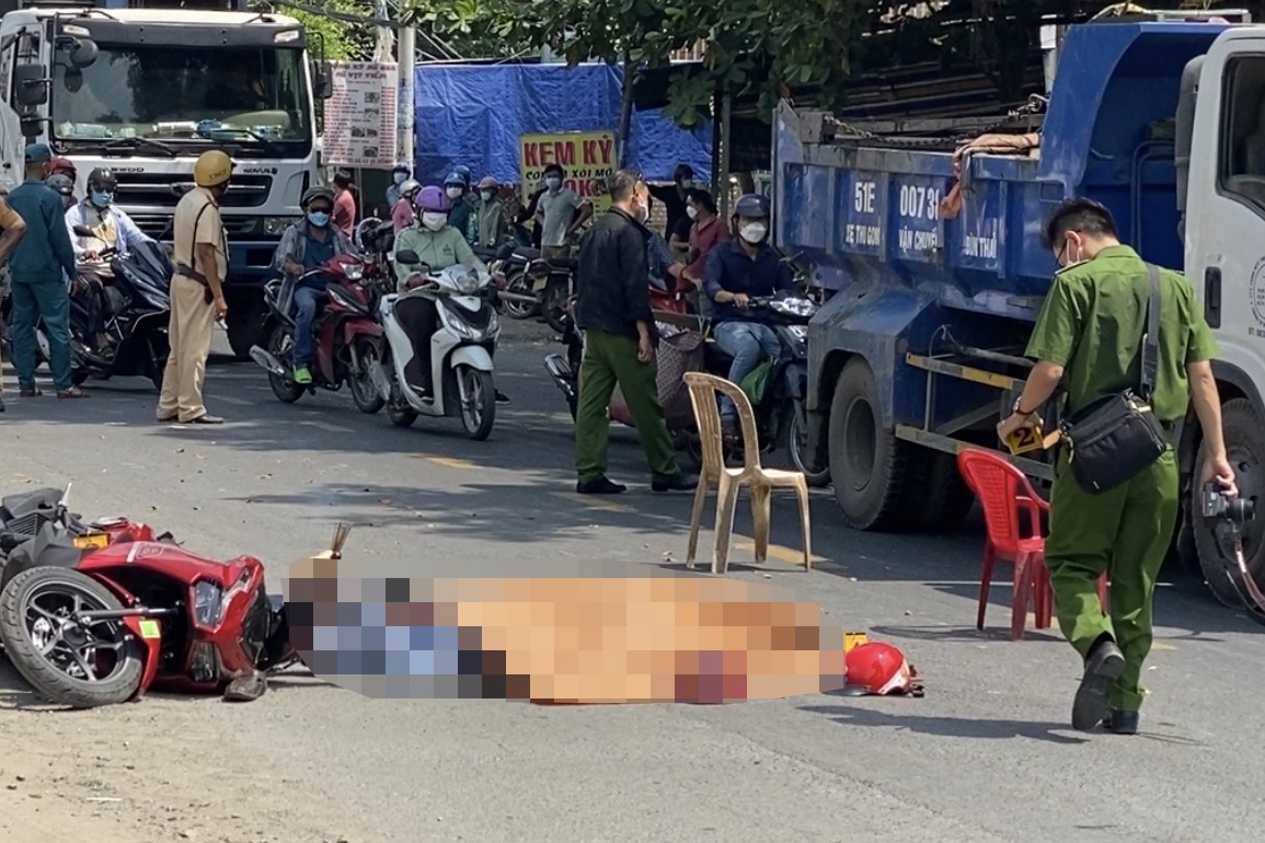 Hai vo chong bi xe container can tu vong o TP.HCM hinh anh