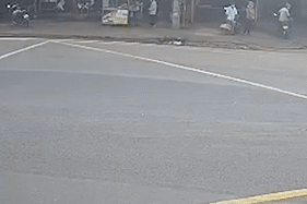 Dap xe lang lach giua giao lo, nguoi dan ong bi oto huc vang hinh anh